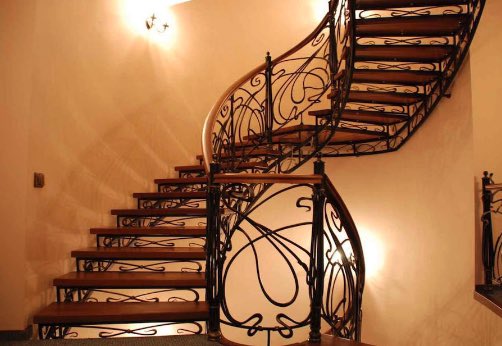 Кованые лестницы в интерьерах жилых домов